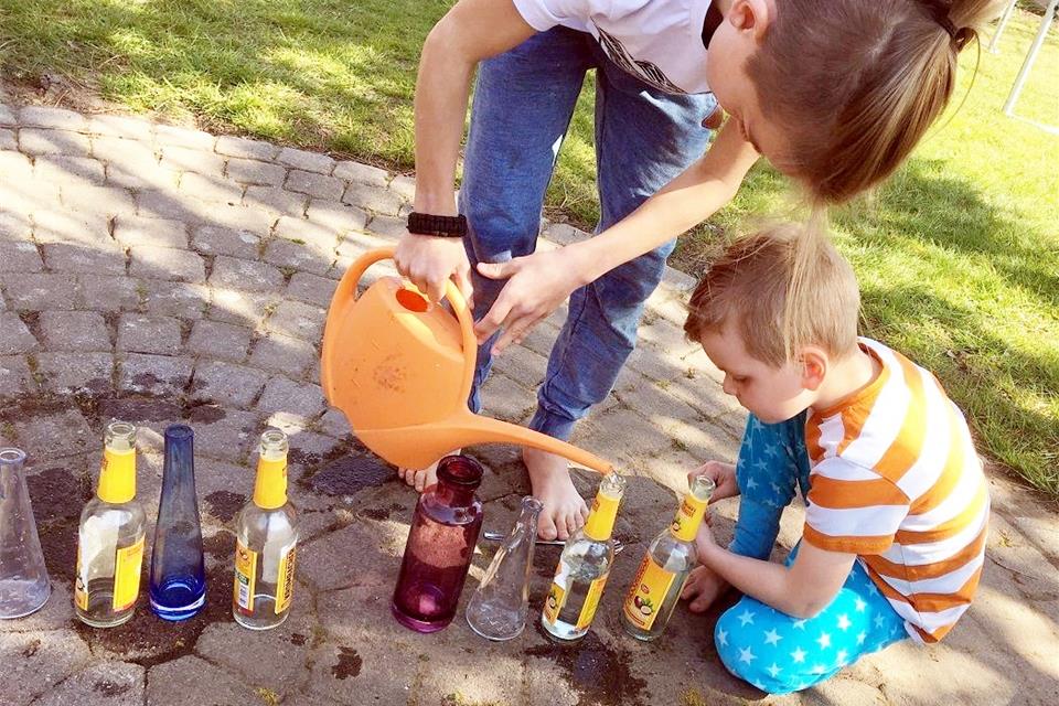 Ein paar Liter Wasser und einige Flaschen: Schon kann man ein Flaschenklavier bauen. 