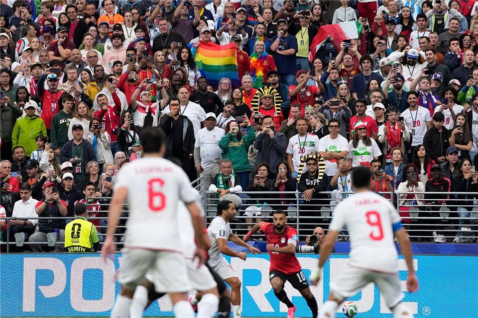 Ein paar Regenbogenfahnen waren auf der Tribüne zu sehen.Lindsey Wasson/AP/dpa