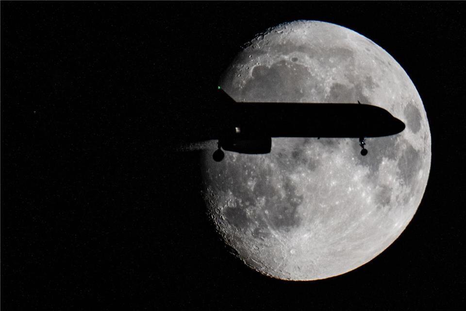 Ein paar Stunden im Flieger - und plötzlich ist wieder 2025: Auf einigen Linienflügen erlebt man genau das.Boris Roessler/dpa