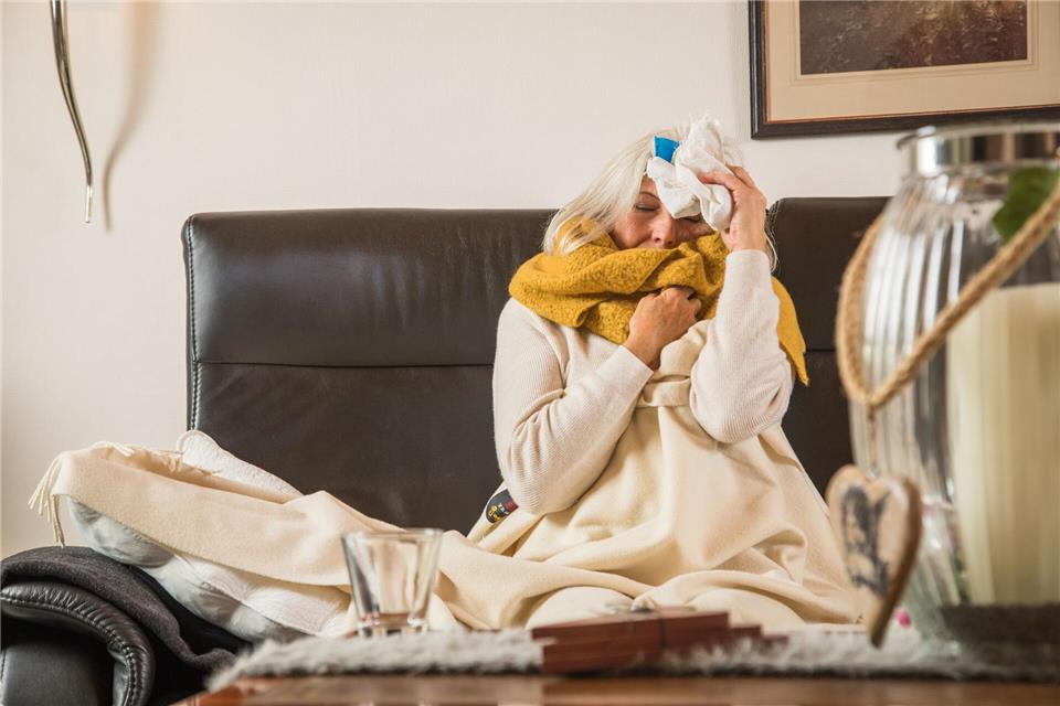 Ein plötzlicher Krankheitsbeginn mit Fieber, Gliederschmerzen und Husten ist typisch für eine Influenza-Erkrankung.Christin Klose/dpa-tmn