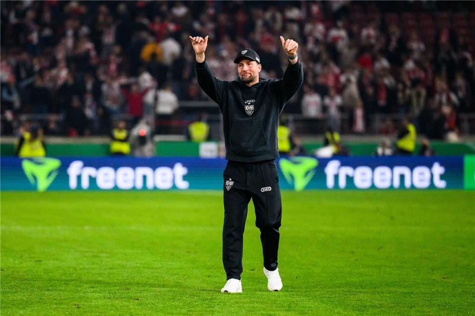 Ein prickelnder Moment: Sebastian Hoeneß genießt die frenetische Stimmung im Stadion.Tom Weller/dpa