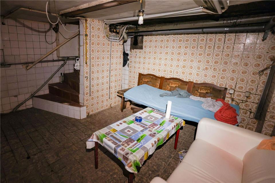 Ein provisorisches Lager im feuchten Keller eines Mehrfamilienhauses Christoph Reichwein/dpa