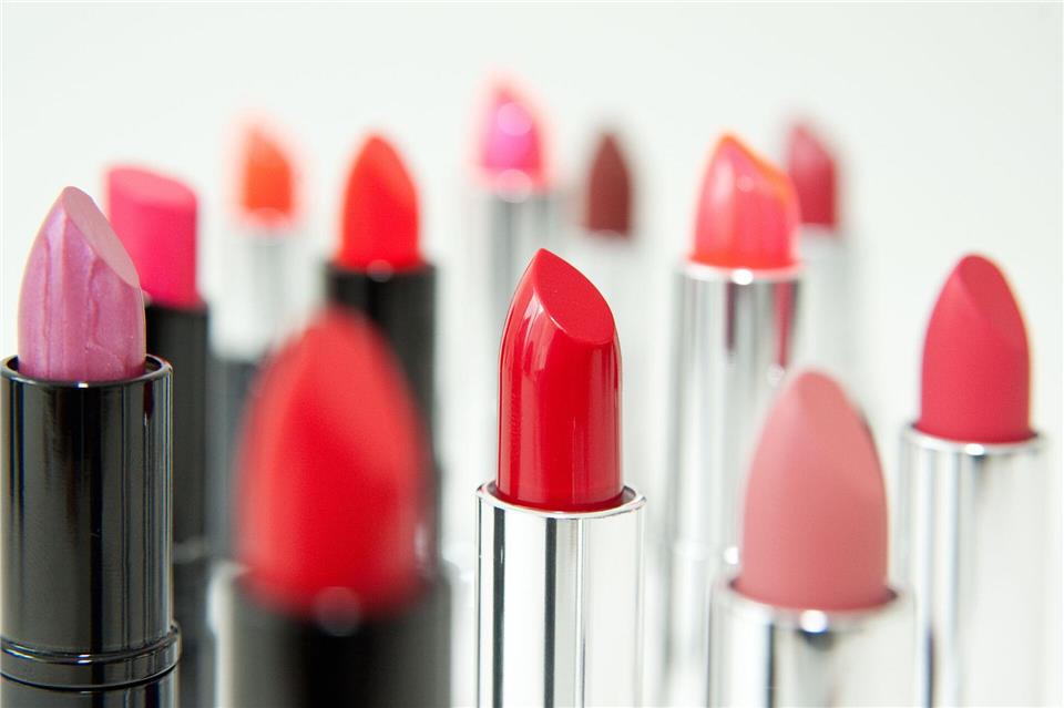 Ein ranziger, beißender oder „chemisch veränderter“ Geruch bei Kosmetika ist ein klares Warnsignal, dass das Produkt abgelaufen ist.Andrea Warnecke/dpa-tmn