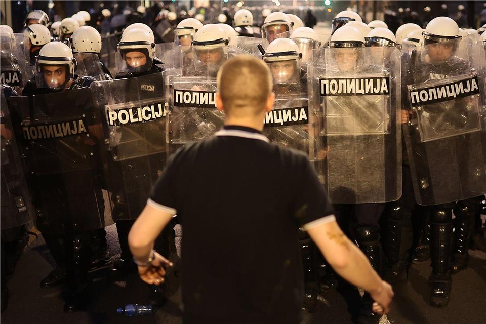 Ein regierungskritischer Demonstrant verspottet die Bereitschaftspolizei während einer von protestierenden serbischen Universitätsstudenten angeführten Kundgebung, die politische Veränderungen in dem von Präsident Aleksandar Vucic geführten Balkanland fordern.Armin Durgut/AP/dpa