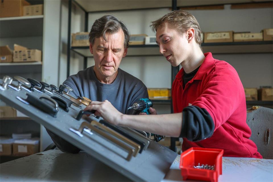 Ein regionales Küchenunternehmen arbeitet mit der Rolandmühle zusammen. Für die Firma bauen die Jugendlichen und jungen Erwachsenen Mustertafeln mit Küchengriffen zusammen.Peter Gercke/dpa