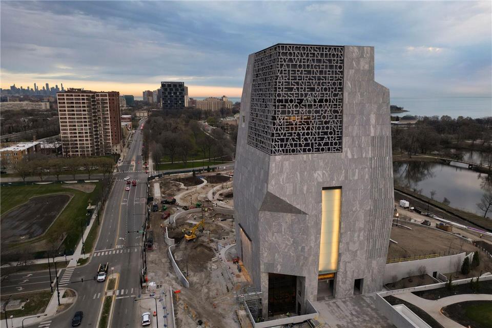 Ein riesiger Betonturm im Süden Chicagos beherbergt das Obama Presidential Center. (Archivbild)Erin Hooley/AP/dpa