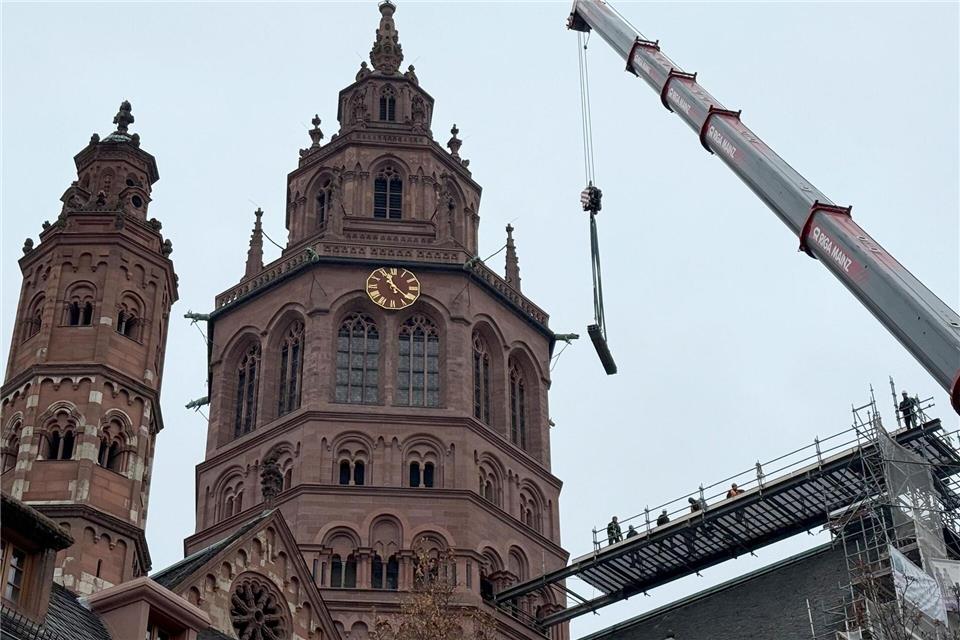 Ein riesiger Kran entfernt die Gerüst-Brücke am Mainzer Dom. Bernd Glebe/dpa