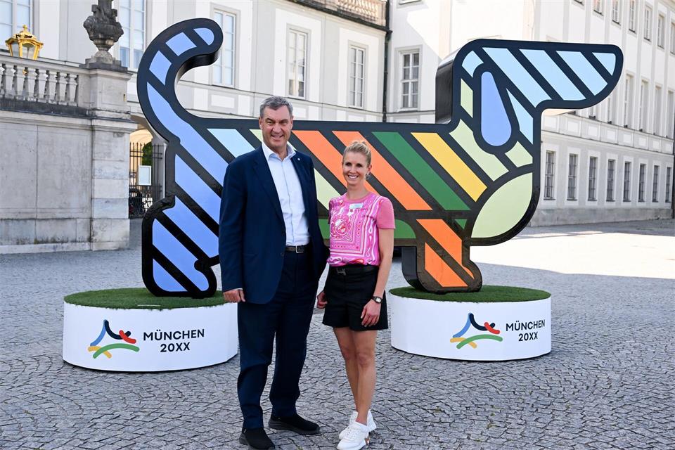 Ein riesiger Werbedackel mit Bayerns Ministerpräsident Markus Söder (CSU/l) und Olympiasiegerin Jessica von Bredlow-Werndl. (Archivbild) Sven Hoppe/dpa