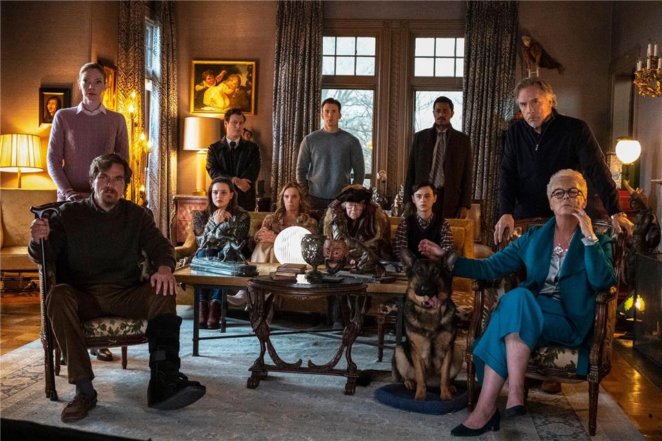 Ein riesiges Herrenhaus, ein Krimiautor mit aufgeschlitzter Kehle und seine schrägen Familienangehörigen, die alle guten Grund hatten, den eigenwilligen Patriarchen Harlan Thrombey ins Jenseits zu befördern.MRC II Distribution Company L.P./rbb Presse & Information/dpa