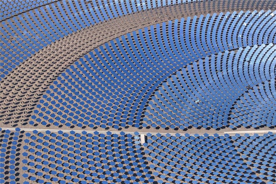 Ein riesiges Solarkraftwerk in der chinesischen Wüstenregion Xinjiang. Nach einer Studie der Unternehmensberatung BCG und des Weltwirtschaftsforums hat China dem Westen die technologische Führung in der Umwelttechnologie abgenommen (Archiv)Hu Huhu/Xinhua/dpa