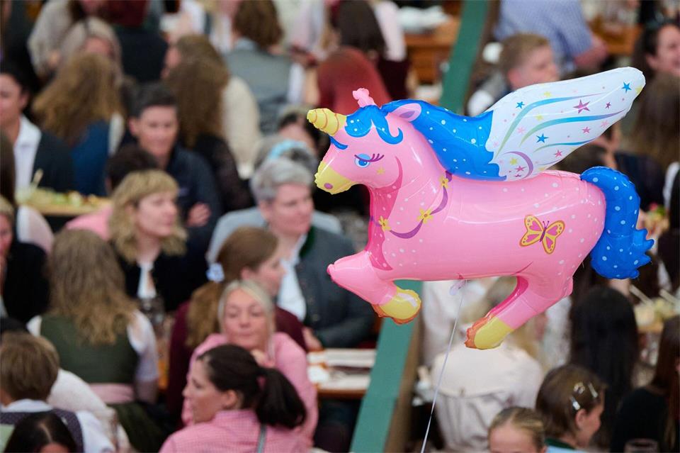 Ein rosa Einhorn schwebt über der Veranstaltung.Sven Hoppe/dpa