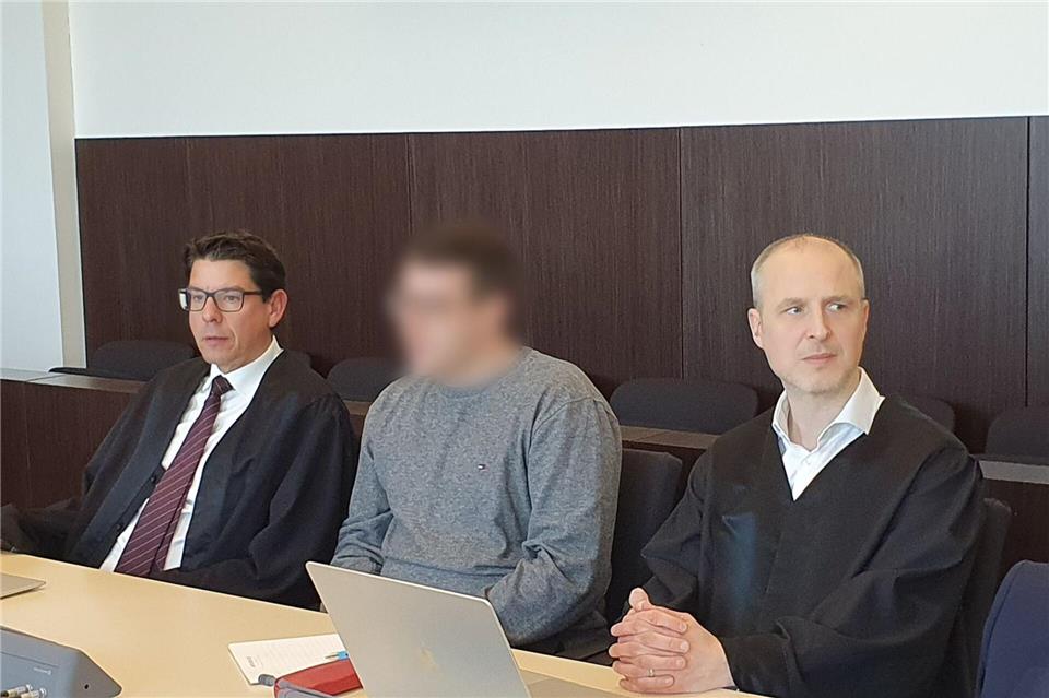 Ein rücksichtslose Raserei unter Drogeneinfluss hat für eine arglose Radfahrerin in Neuss tödliche Konsequenzen - nun steht der Fahrer vor Gericht.Martin Höke/dpa