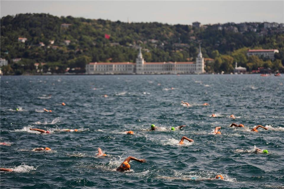 Ein russischer Schwimmer wird im Bosporus vermisst. (Archivbild)Khalil Hamra/AP/dpa
