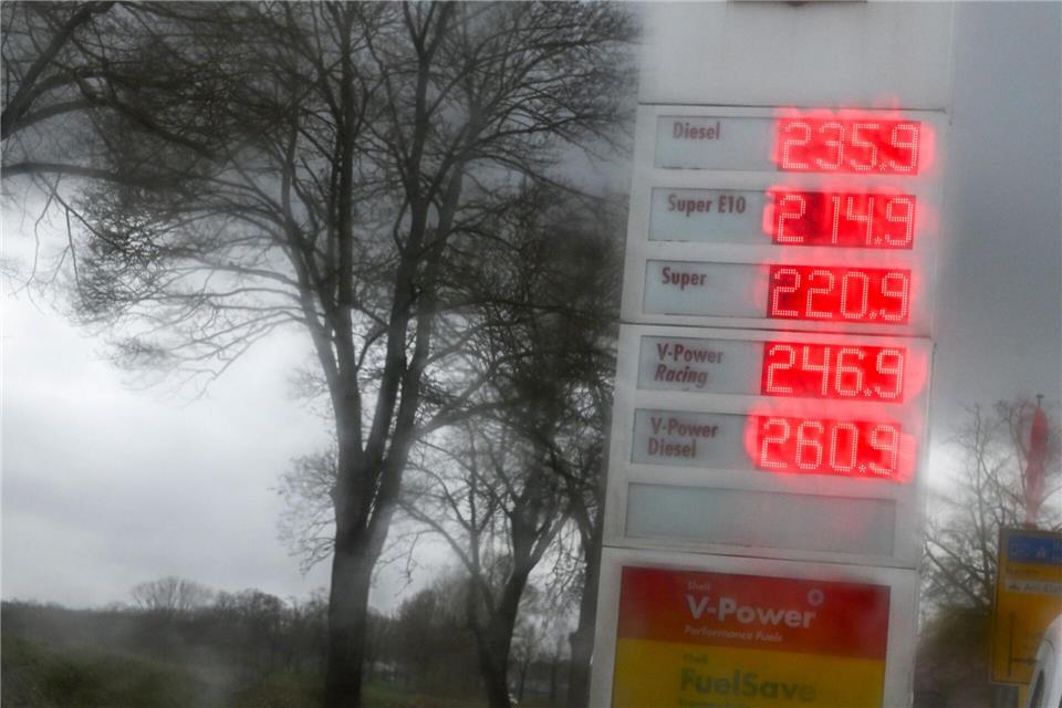 Ein sächsischer CDU-Politiker fordert einen Spritpreisdeckel wie in Polen. (Archivbild)Jens Kalaene/dpa