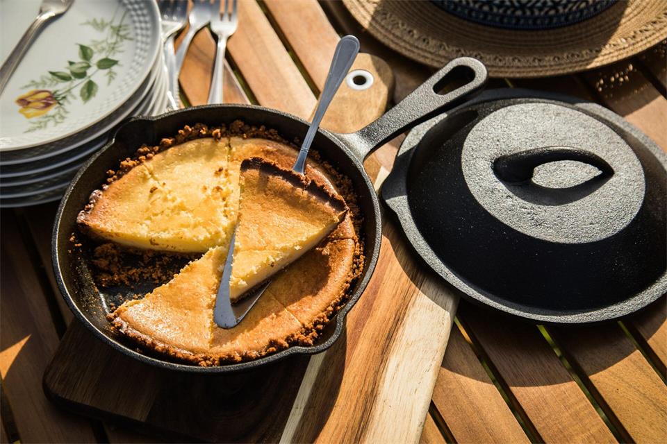 Ein saftiger Käsekuchen gelingt sogar auf dem Grill. Dazu braucht es allerdings einen Grill mit Deckel. Perfekt wird das Gebäckstück in einer gusseisernen Pfanne. picture alliance / dpa-tmn