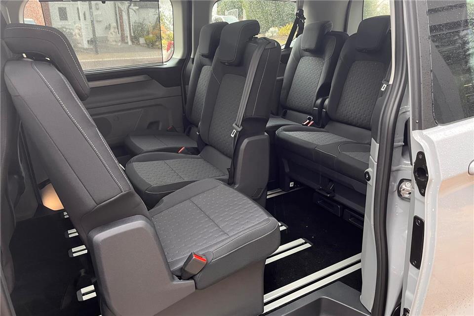 Ein schienenbasiertes Sitzsystem sorgt für besonders viel Flexibilität.