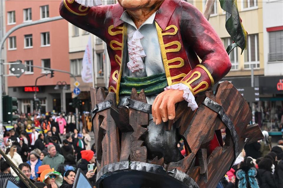 Ein schiffbrüchiger Kanzler Olaf Scholz gehörte zu den letzten Motivwagen, die Dieter Wenger in mehr als 60 Jahren schuf. (Archivbild)Arne Dedert/dpa