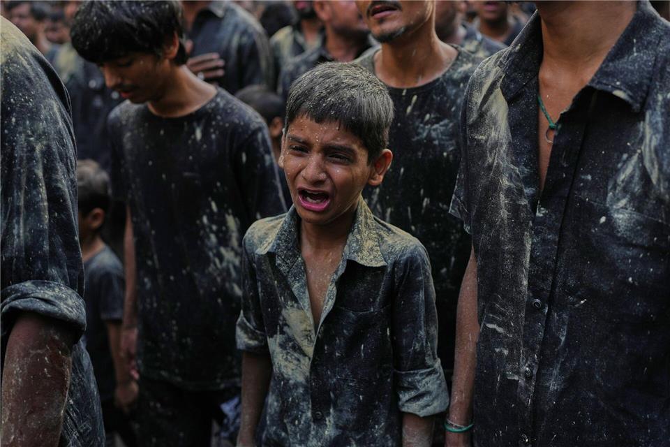 Ein schiitischer Junge trauert während einer Aschura-Prozession in Mumbai zum Gedenken an den Tod von Imam Hussein, dem Enkel des Propheten Mohammed, im 7. Jahrhundert.Rafiq Maqbool/AP/dpa