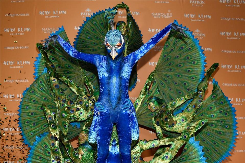 Ein schillernder Pfau - Heidi Klum bei ihrer jährlichen Halloween-Party 2023. (Archivbild)Evan Agostini/Invision/AP/dpa