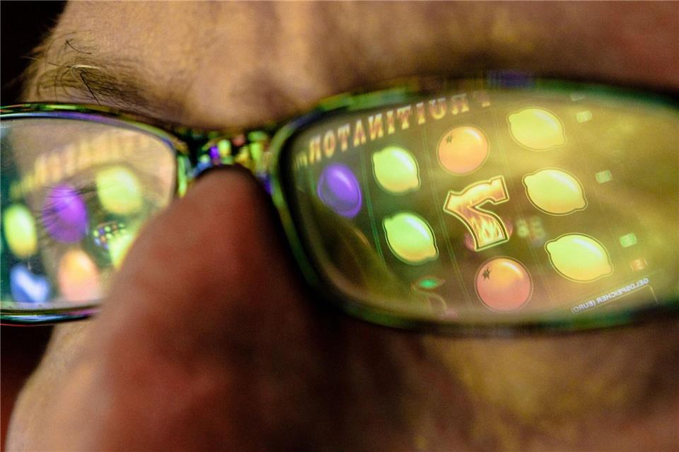 Ein schleichender Prozess: Aus gelegentlichem Spielen kann mit der Zeit ein unkontrollierbarer Spieldrang werden.picture alliance/dpa/dpa-tmn