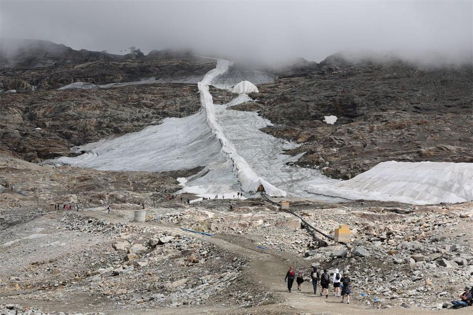 Ein schmales Schneeband: Menschen sind am Mölltaler Gletscher in Kärnten unterwegs.Franz Neumayr/APA/dpa