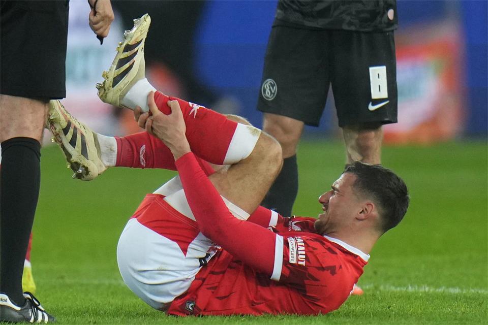 Ein schmerzhafter Moment: Ivan Prtajin nach seinem Achillessehnen-Riss im Spiel gegen Elversberg.Thomas Frey/dpa