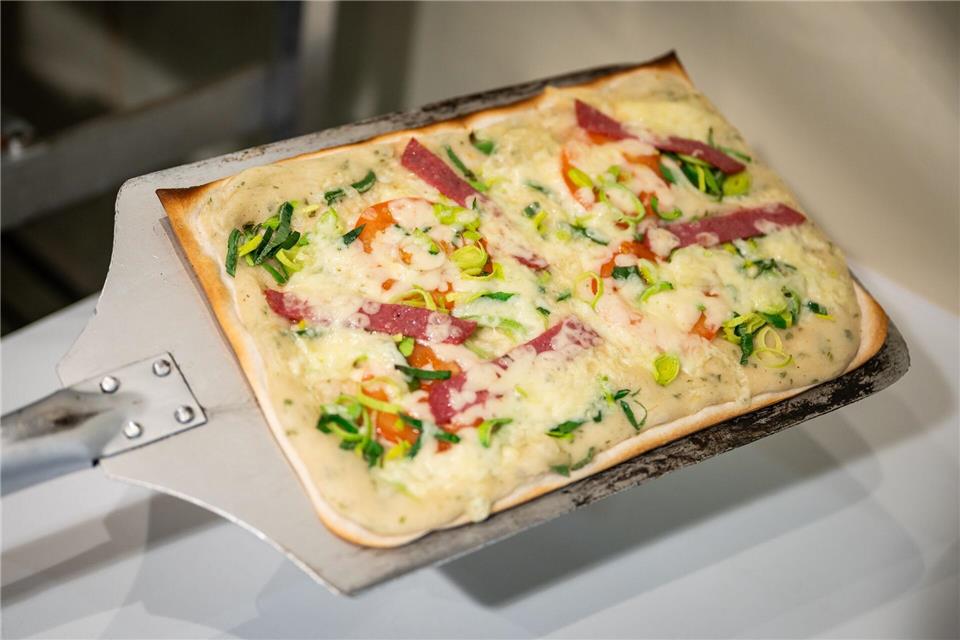 Ein schneller Belag aus Dingen, die der Kühlschrank hergibt: Tomaten, Salami, Goudakäse.Nico Tapia/dpa-tmn