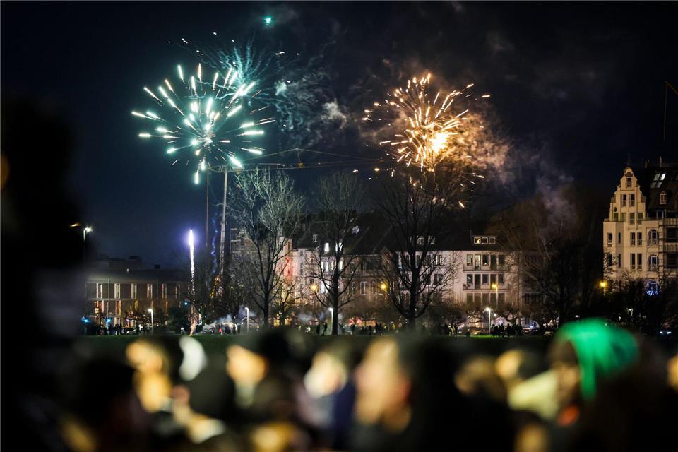 Ein schöner Anblick für die einen, ein Ärgernis für die anderen: Feuerwerk an Silvester.Christoph Reichwein/dpa