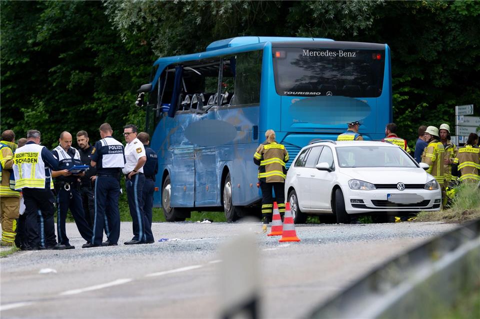 Ein schwerer Busunfall wirft neue Fragen der Verkehrssicherheit auf.Sven Hoppe/dpa