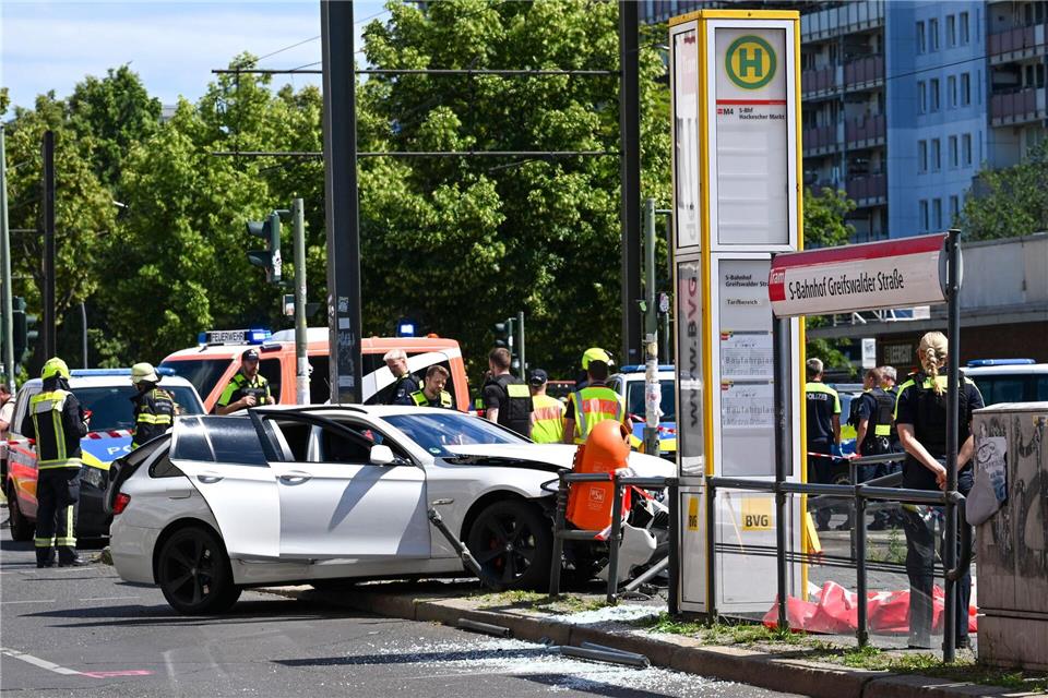 Ein schwerer Unfall an einer Straßenbahnhaltestelle hat einen großen Einsatz von Polizei und Feuerwehr ausgelöst. Jens Kalaene/dpa