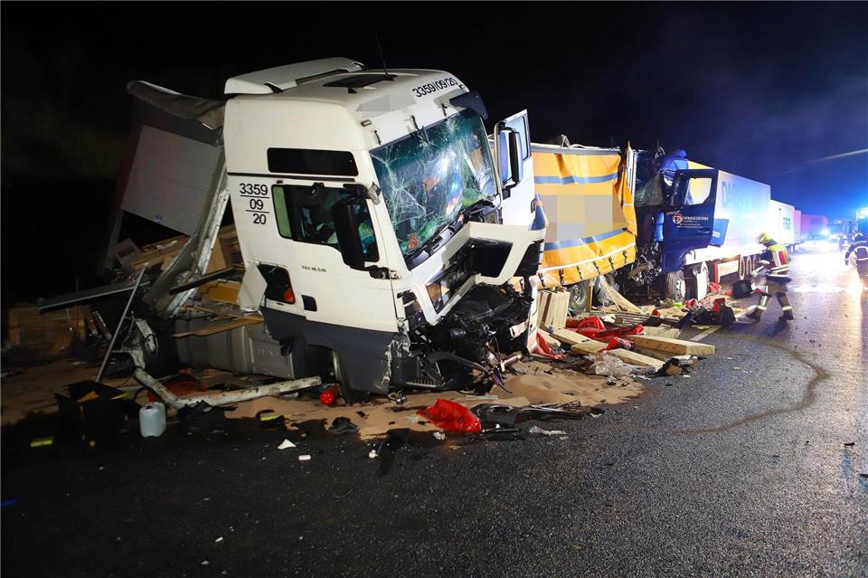 Ein schwerer Unfall mit vier Lkw und zwei Pkw führte am Montagabend auf der A7 bei Göttingen zu einer stundenlangen Vollsperrung.Stefan Rampfel/dpa
