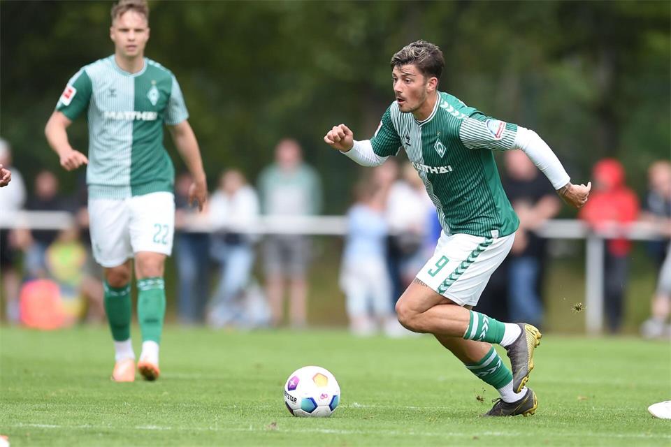 Ein seltenes Bild: Dawid Kownacki im Werder-Trikot. (Archivbild)Carmen Jaspersen/dpa