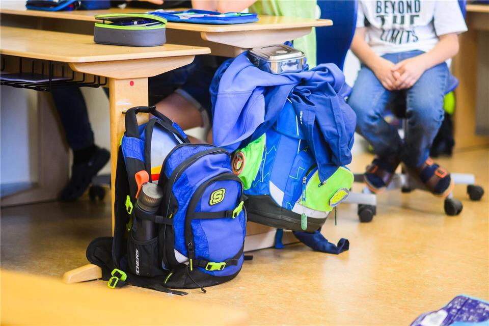 Ein siebenjähriger überraschte seine Mitschüler, als er mit 5000 Euro Bargeld zur Schule kam. (Symbolbild) Julian Stratenschulte/dpa