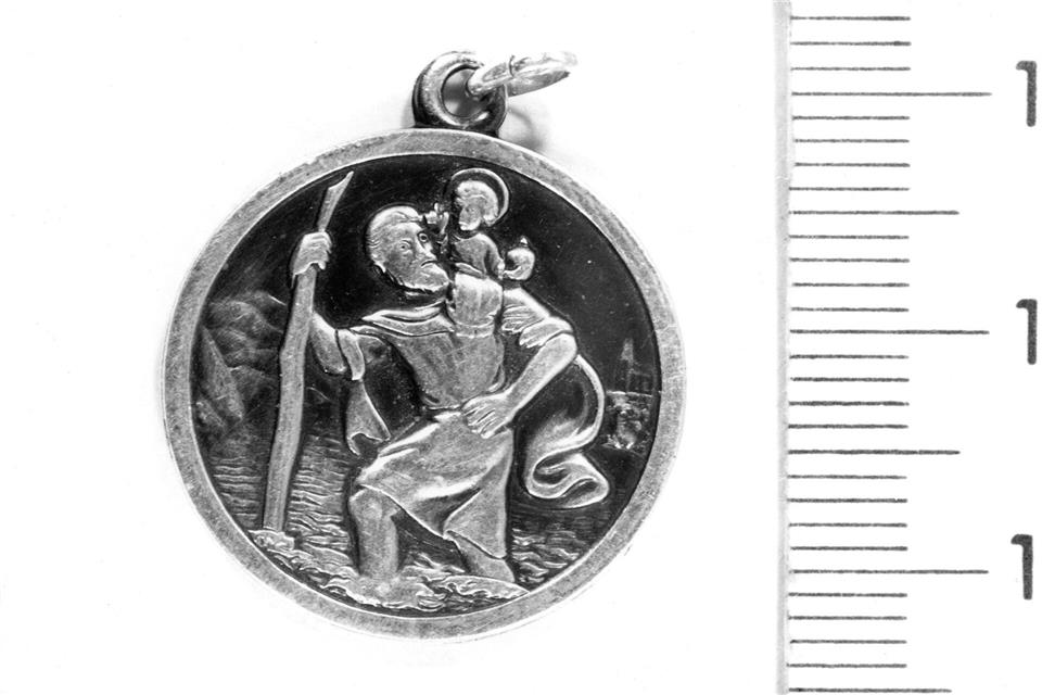 Ein silberner Anhänger könnte Hinweise auf den Täter im Fall Marion Baier bringen. (Archivbild) Polizeipräsidium Mittelfranken