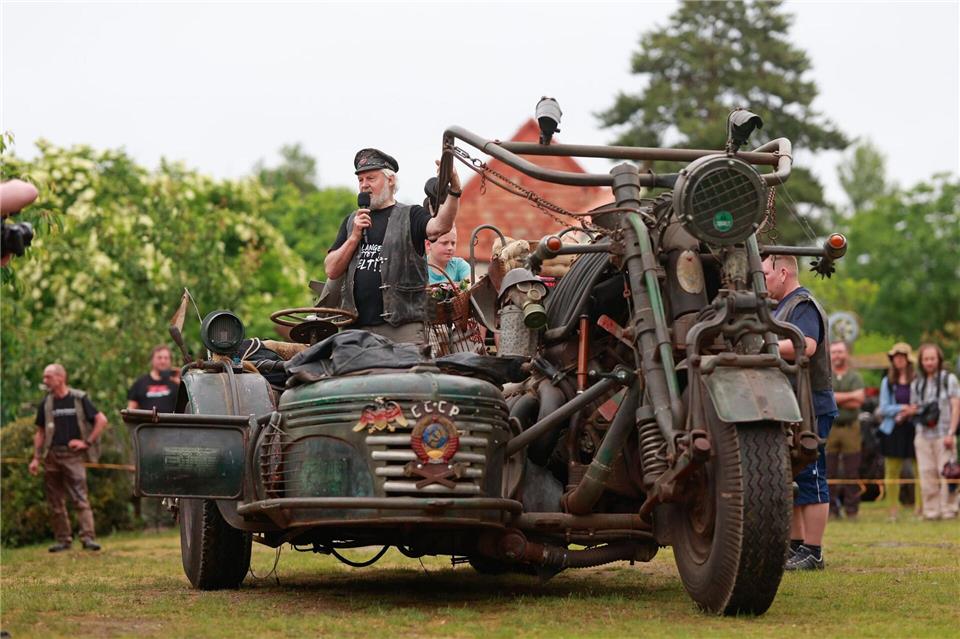 Ein sogenanntes Panzerbike mit 38.000 Kubikzentimetern Hubraum zählt zu den Attraktionen des Bikeschmiede-Festivals.Matthias Bein/dpa