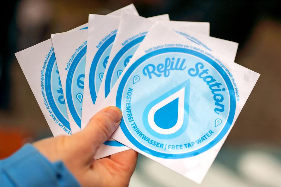 Ein solcher Sticker findet sich bei den teilnehmenden Geschäften. Monika Skolimowska/dpa-Zentralbild