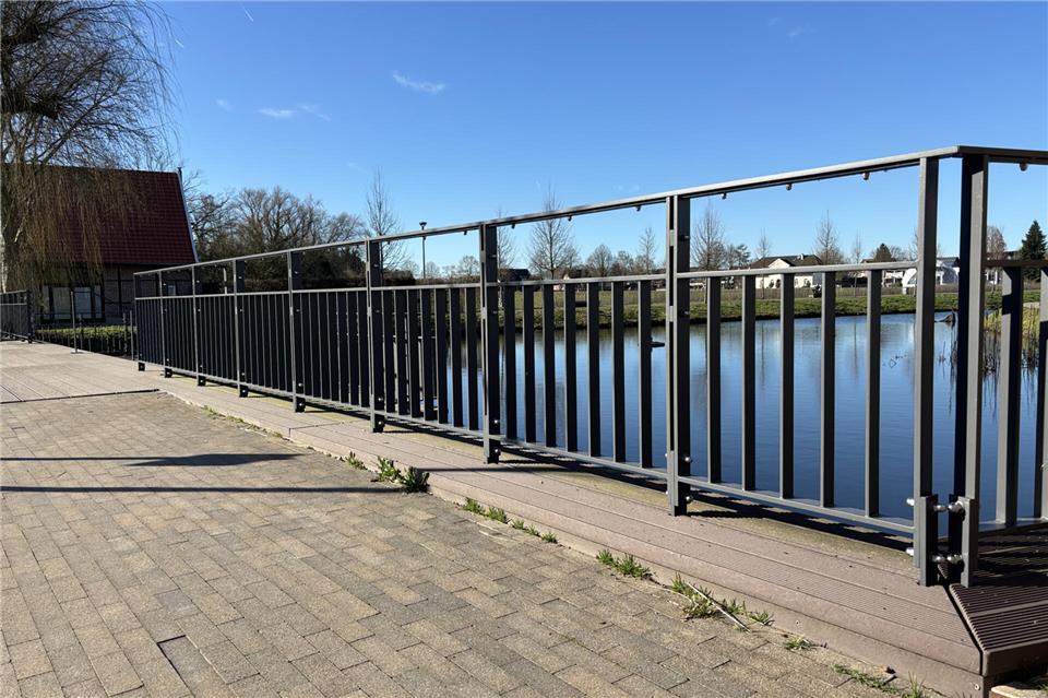 Ein solches Geländer, wie es an der Plattform am Karpfenteich angebracht worden ist, soll auf der neuen Brücke „Am Burgesch“ montiert werden.