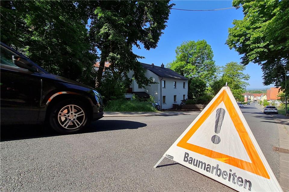 Ein solches Seil, dass 2023 im oberfränkischen Memmelsdorf gespannt wurde, soll nun auch in Nürnberg Eichhörnchen sicher über die Straße helfen. (Archivbild)Pia Bayer/dpa