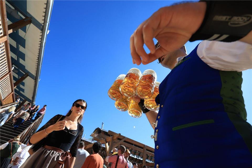 31 Grad auf der Wiesn - Hitze macht Besuchern zu schaffen Ein sonniger Tag auf der Wiesn - doch einige Menschen bekamen deshalb gesundheitliche Probleme.Karl-Josef Hildenbrand/dpa
