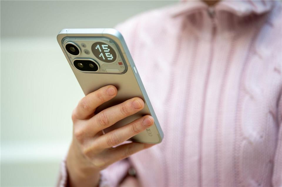 Ein spaciger Block Aluminium. Das Metallgehäuse des Nothing (4a) Pro ist aus einem Stück gefräst.Nico Tapia/dpa-tmn