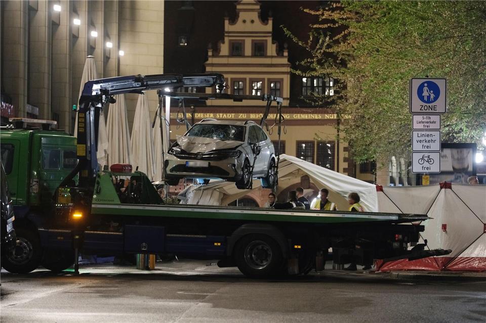 Ein stark beschädigtes Auto wird von einem Abschleppfahrzeug geborgen.Sebastian Willnow/dpa