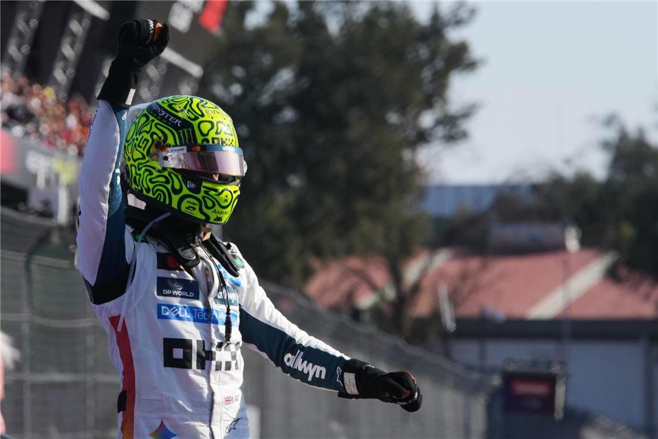 WM-Dreikampf spitzt sich zu: Norris-Sieg vor Verstappen Ein starker Auftritt und die WM-Führung für Lando Norris. Fernando Llano/AP/dpa