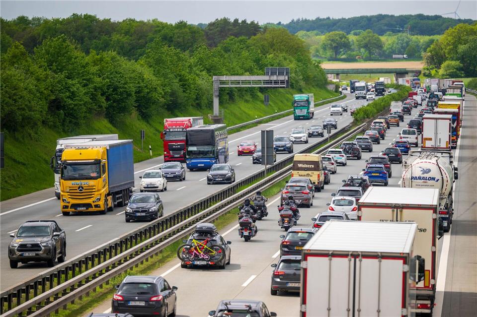 Ein starkes Verkehrsaufkommen vor Pfingsten hat zu viel Stau rund um Hamburg geführt. Sina Schuldt/dpa