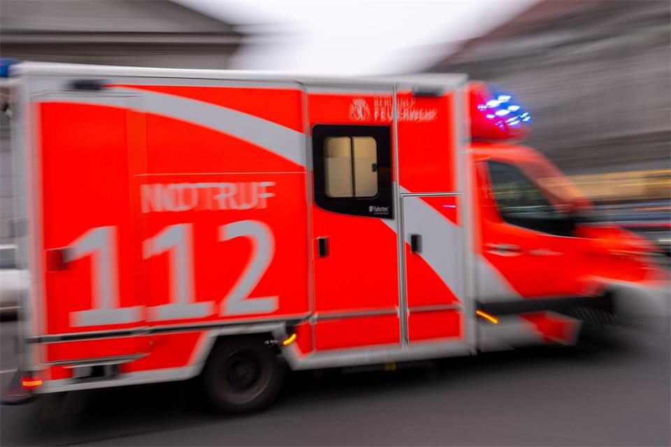 Ein sturzbetrunkener Mann ist beim Fahrradschieben gestürzt. (Symbolbild)Monika Skolimowska/dpa