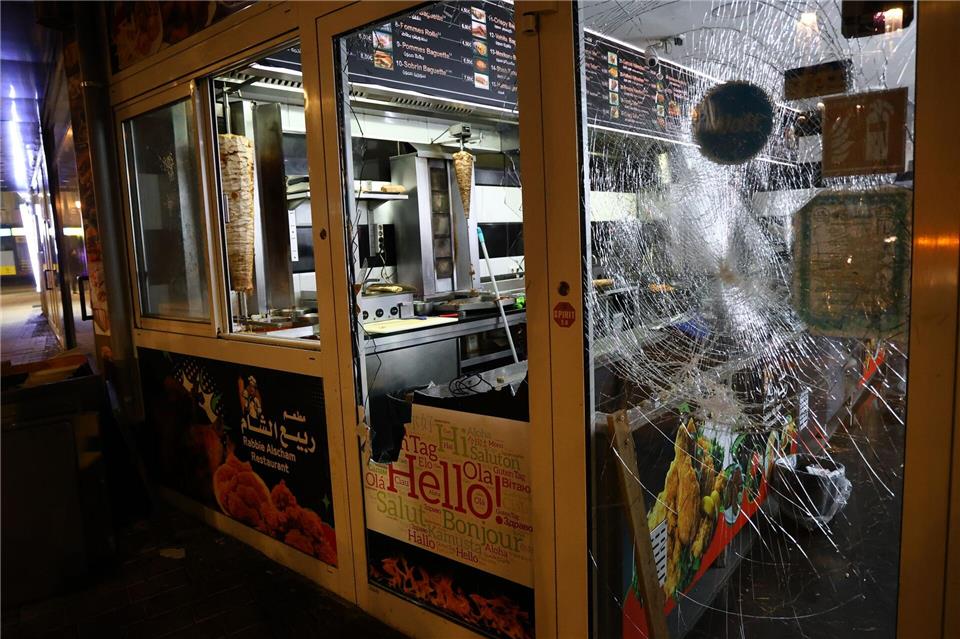 Ein syrisches Restaurant wurde von Teilnehmern der pro-kurdischen Demonstration demoliert. (Archivbild)Alex Talash/dpa