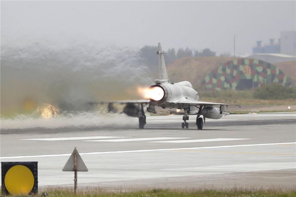 Ein taiwanesischer Mirage-2000-Kampfjet startet auf einem Luftwaffenstützpunkt.Chiang Ying-ying/AP/dpa