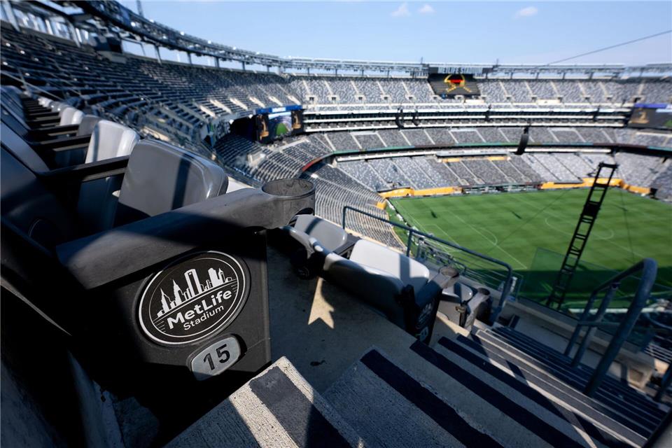 Ein teures Unterfangen: Die kommende WM in den USA, Kanada und Mexiko. Sven Hoppe/dpa