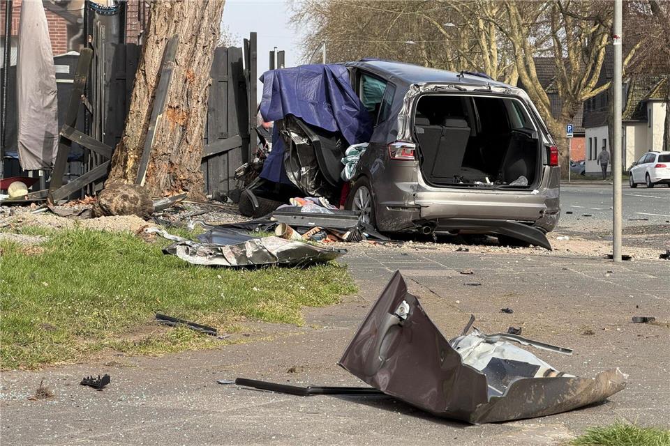 Ein tödlicher Unfall in Castrop-Rauxel hinterlässt ein Trümmerfeld.Justin Brosch/dpa