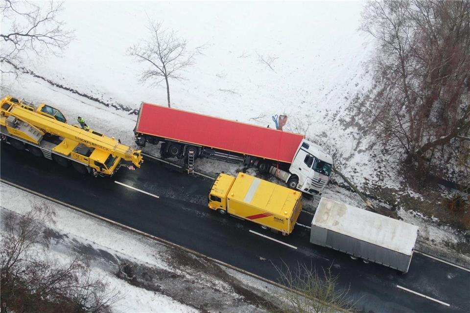 Ein tonnenschwerer Sattelzug liegt im Landkreis Osnabrück im Graben und die Bergung gestaltet sich schwierig. -/NWM/dpa