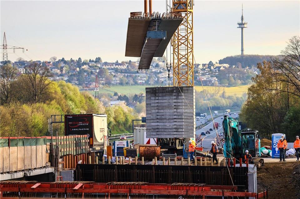 Ein tonnenschweres Stahl-Brückenteil hängt an einer Baustelle der A45 an einem Kran. Wegen Bauarbeiten am Westhofener Kreuz ist die Autobahn am Wochenende in beide Richtungen gesperrt.Alex Talash/dpa